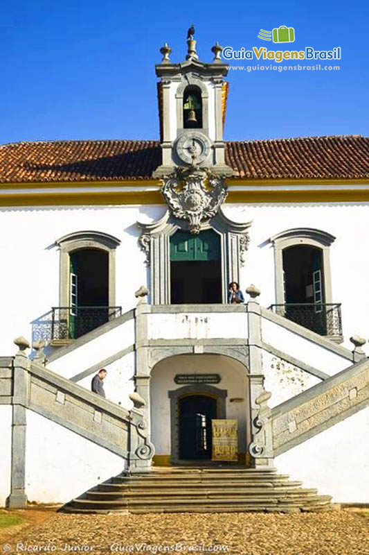 Imagem aproximada da entrada da Casa de Câmara e Cadeia.